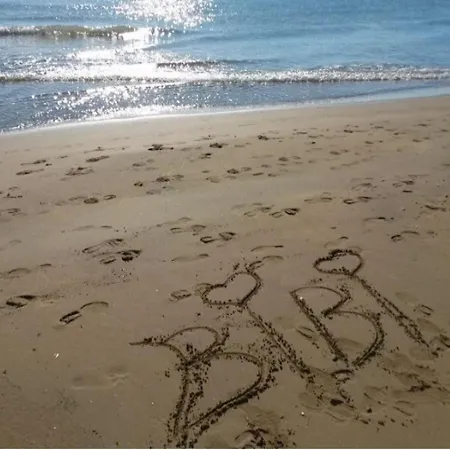 Trendy Flat With Shared Pool And Terrace Lägenhet